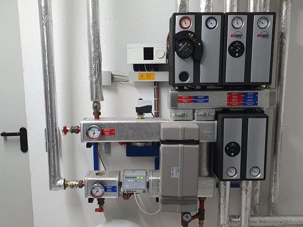 Moderne Wärmeübergabestation für Geothermie im Technikraum