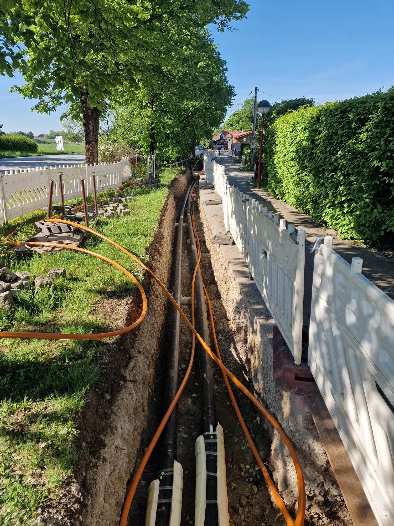 Nachhaltige Energie: Tiefbau für Geothermie-Hausanschluss mit Erdarbeiten und Rohrverlegung