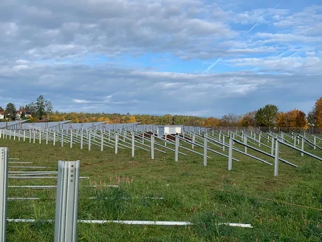 Photovoltaik regional: Freiflächenanlage auf dem Pöttinger Feld in Oberhaching