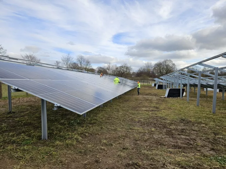 Photovoltaik regional: Freiflächenanlage auf dem Pöttinger Feld in Oberhaching