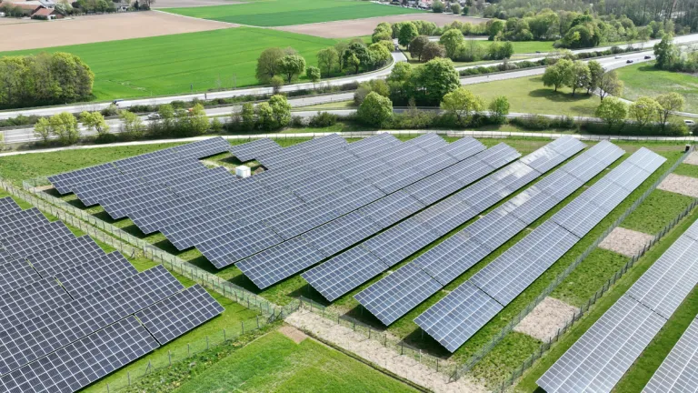 Photovoltaik regional: Freiflächenanlage auf dem Pöttinger Feld in Oberhaching
