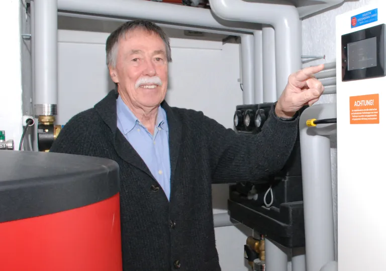 Bild von Herrn Dr. Nilsson in seinem Heizungskeller